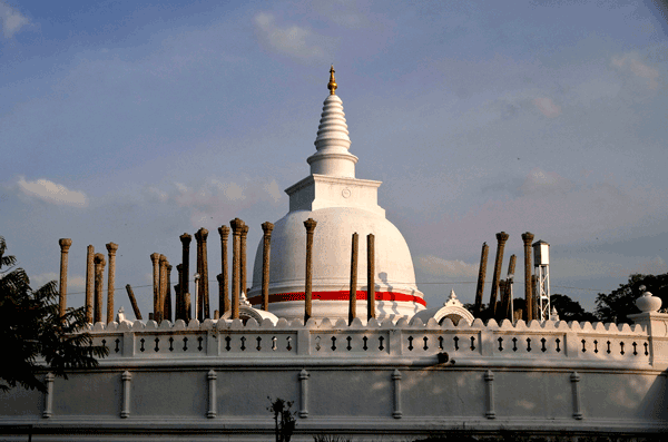 Thuparamaya-dagoba-in-Anuradhapura-1459178020